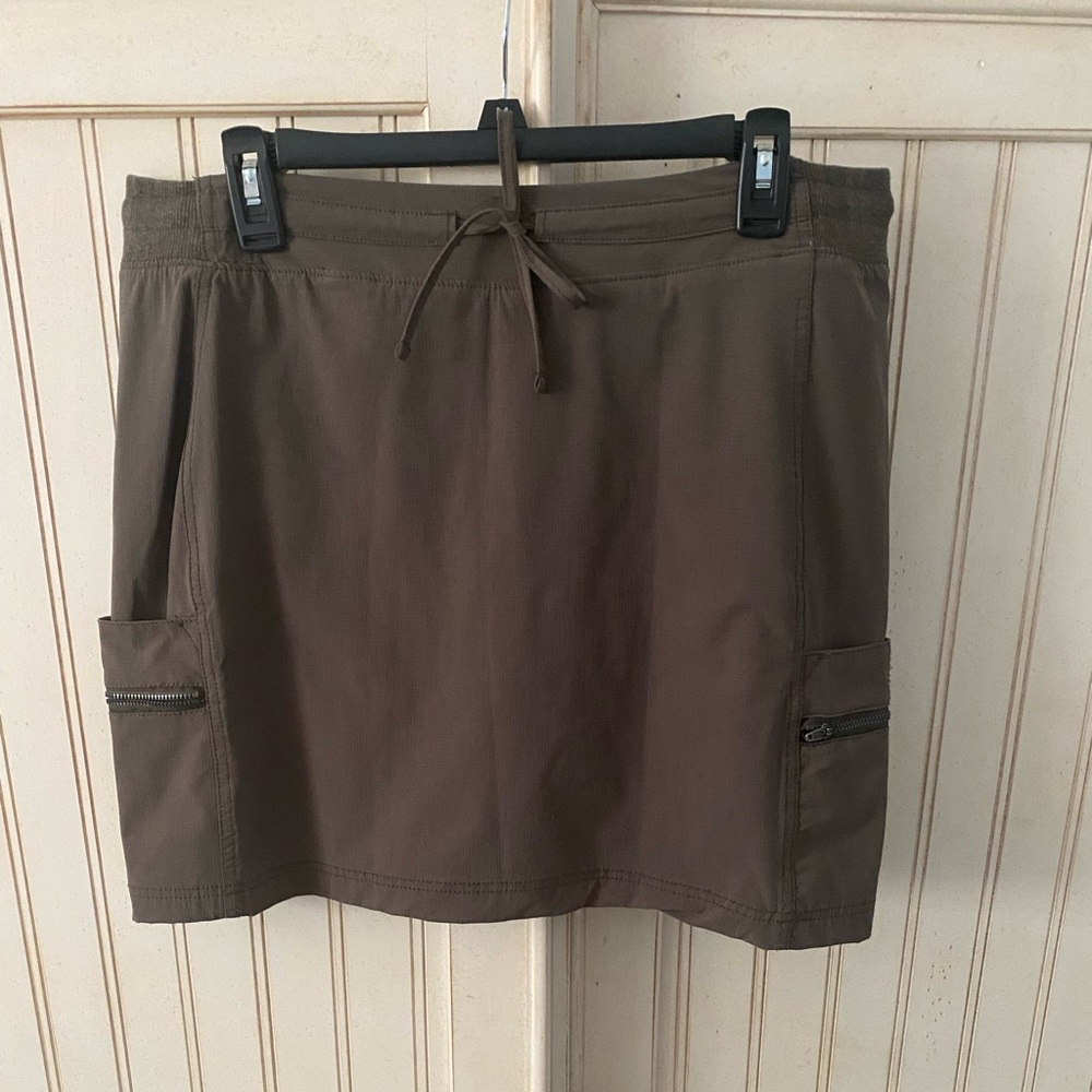 Tangerine brand skort army green size XXL
US size 12-14